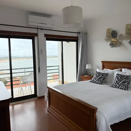 Live The Beach Life, Duplex Apartment With Beach Views Just 3 Minutes From The Ocean サン・マルティーニョ・ド・ポルト