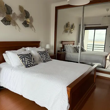 アパート Live The Beach Life, Duplex Apartment With Beach Views Just 3 Minutes From The Ocean サン・マルティーニョ・ド・ポルト